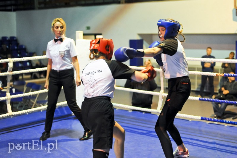 Lewy prosty w hali MOS-u zdjęcie nr 185597