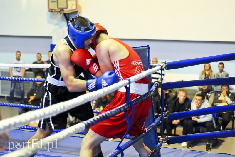 Lewy prosty w hali MOS-u zdjęcie nr 185583