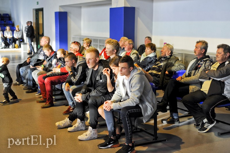 Lewy prosty w hali MOS-u zdjęcie nr 185522