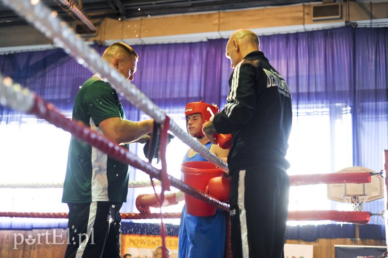 Lewy prosty w hali MOS-u zdjęcie nr 185554