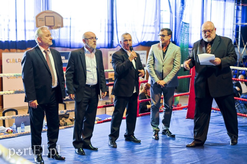 Lewy prosty w hali MOS-u zdjęcie nr 185523