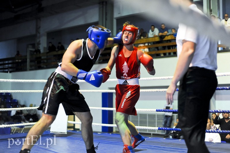 Lewy prosty w hali MOS-u zdjęcie nr 185590