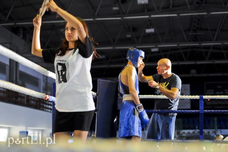 Lewy prosty w hali MOS-u zdjęcie nr 185540