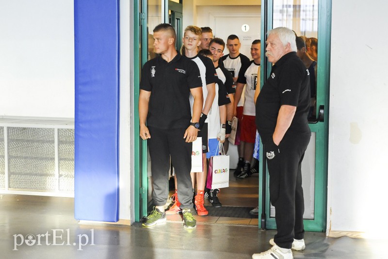 Lewy prosty w hali MOS-u zdjęcie nr 185519