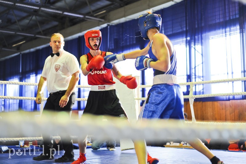 Lewy prosty w hali MOS-u zdjęcie nr 185541