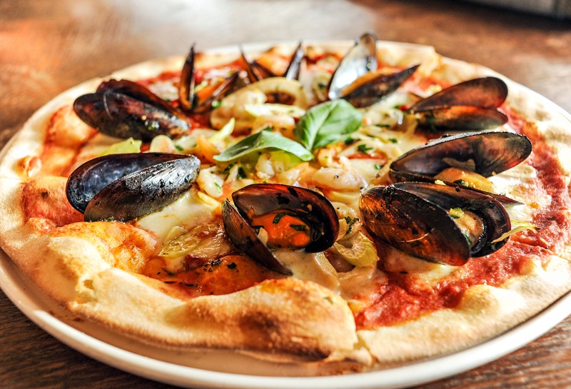 Pizza Frutti di Mare:
krewetki/mule/kalmary/sos pomidorowy/mozarella/czosnek/piri-piri/seler naciowy/pietruszka.