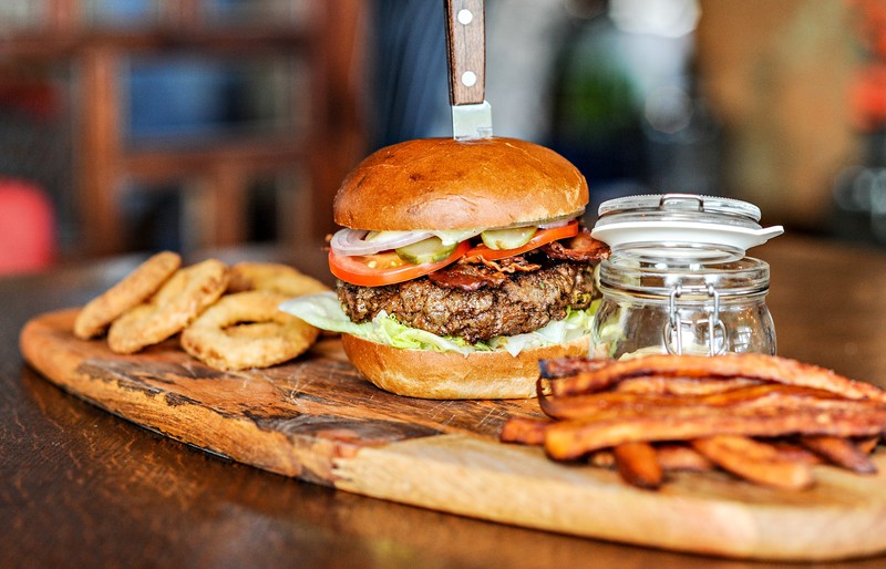 Burger wołowy:
irlandzka wołowina/frytki z batata/krążki cebulowe/majonez czosnkowy.