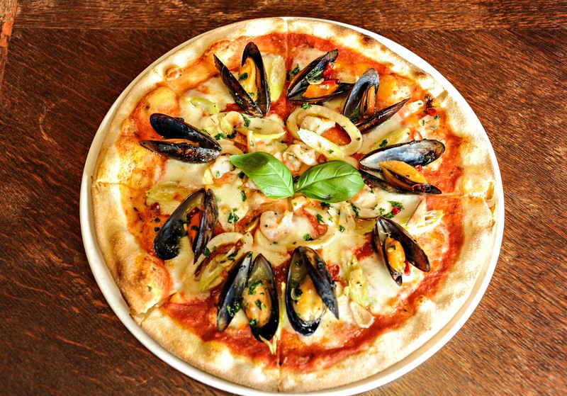 Pizza Frutti di Mare:
krewetki/mule/kalmary/sos pomidorowy/mozarella/czosnek/piri-piri/seler naciowy/pietruszka.