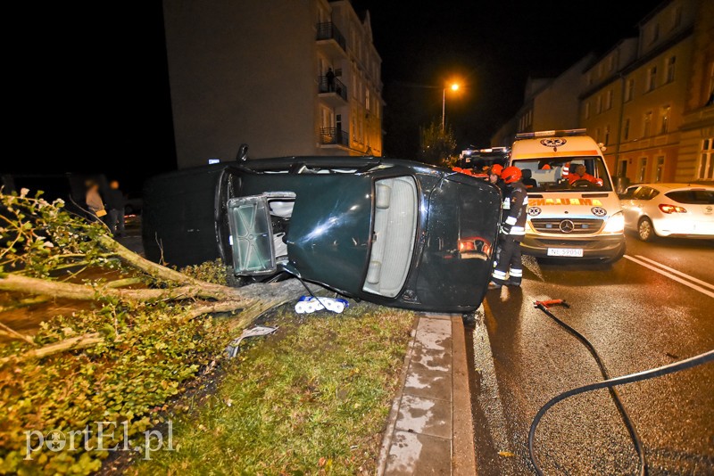 Uderzył w drzewo i jaguar stanął na boku zdjęcie nr 185847