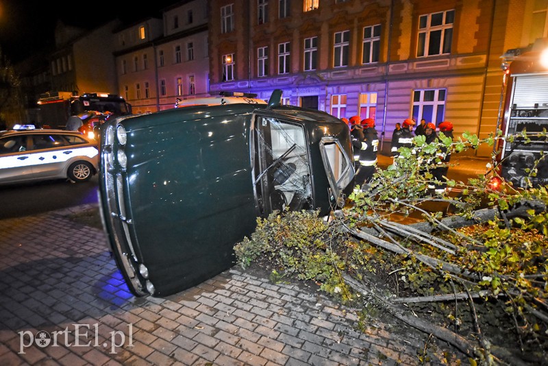 Uderzył w drzewo i jaguar stanął na boku zdjęcie nr 185842