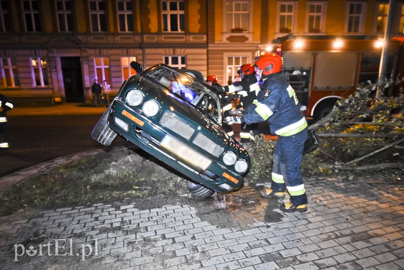 Uderzył w drzewo i jaguar stanął na boku zdjęcie nr 185855