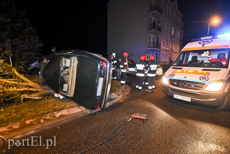 Uderzył w drzewo i jaguar stanął na boku zdjęcie nr 185851