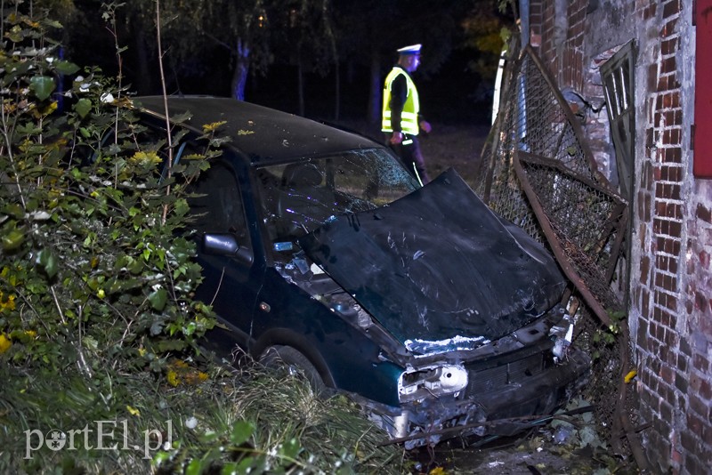 Uderzył w ścianę, dwie osoby trafiły do szpitala zdjęcie nr 186302