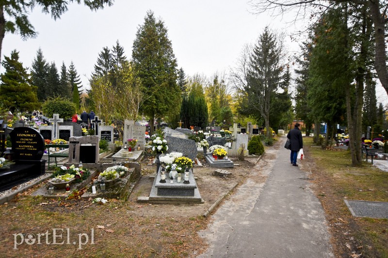 Tak było dzisiaj na elbląskich nekropoliach zdjęcie nr 188075