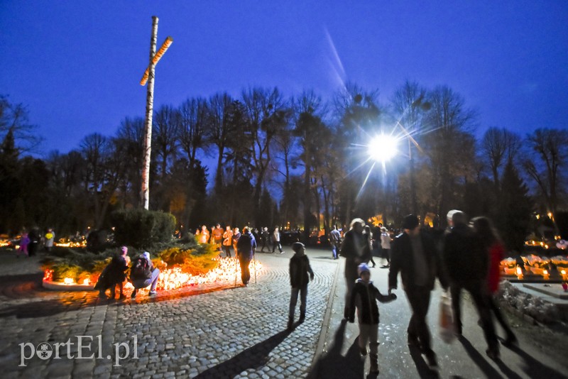 Tak było dzisiaj na elbląskich nekropoliach zdjęcie nr 188091