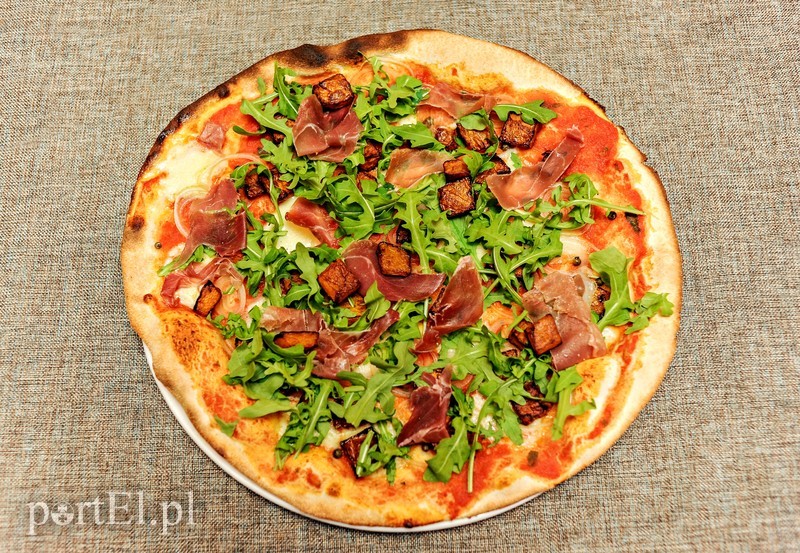 Pizza Alla Zucca:
sos pomidorowy / mozarella / pieczona dynia / cebula / marynowany pieprz zielony / szynka parmeńska