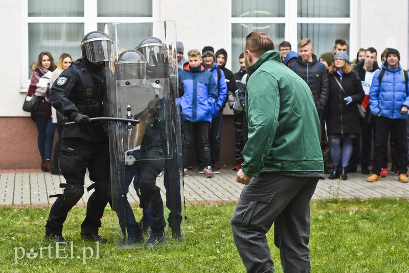 Bezpieczeństwo po obu stronach muru zdjęcie nr 189519