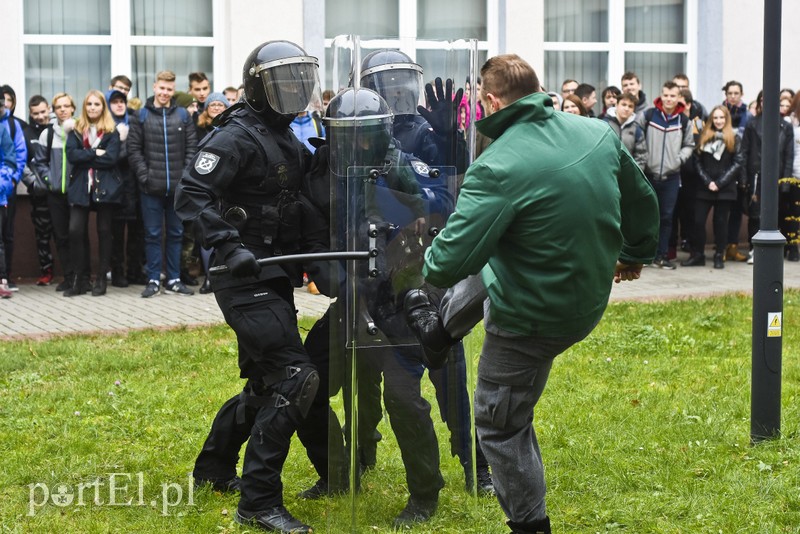 Bezpieczeństwo po obu stronach muru zdjęcie nr 189522