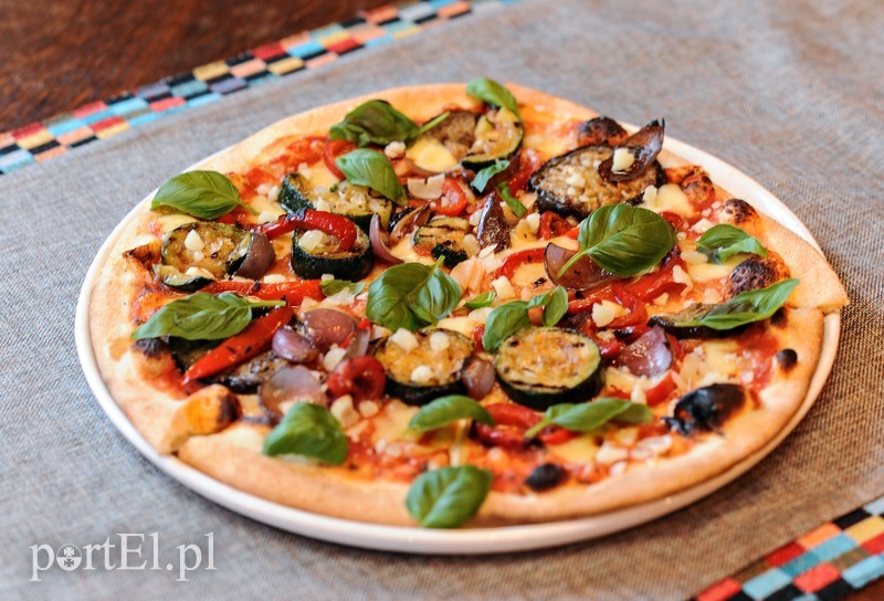 Pizza Pecorino Toscano:
sos pomidorowy/mozarella/ ser owczy/cebula czerwona/ grillowane warzywa.