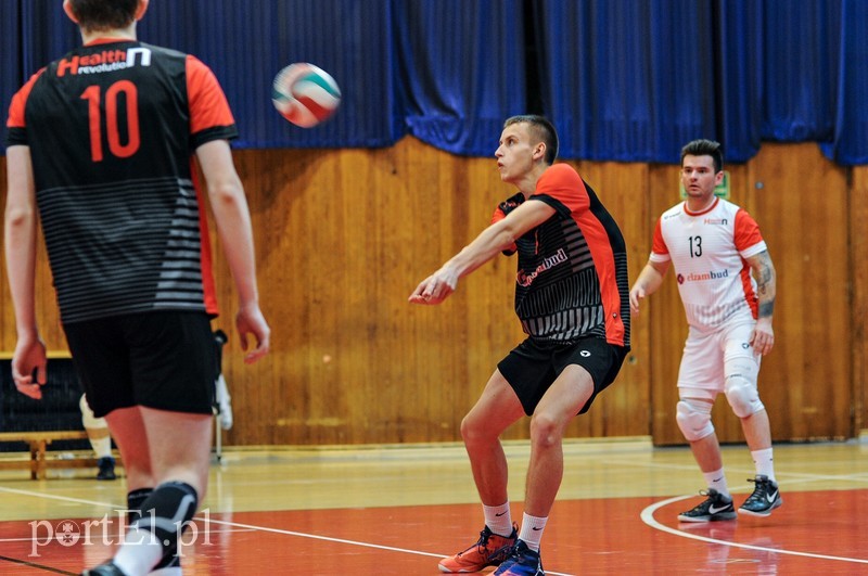 Siatkarze postawili się liderowi zdjęcie nr 190129