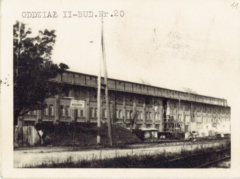 Hala nr 20 – stan chyba w trakcie odbudowy po pożarze w 1947 roku – po prawej tory kolejowe –