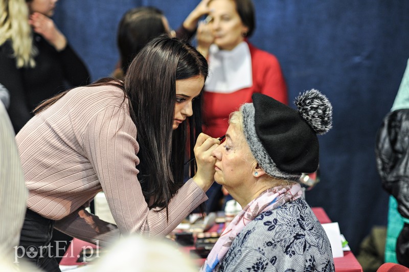 Seniorzy przygotowują się do świąt zdjęcie nr 190503