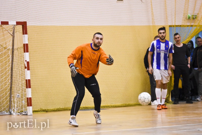 W Tolkmicku grają w futsal i pomagają zdjęcie nr 190607