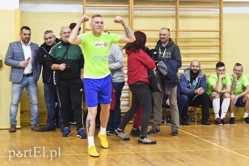 W Tolkmicku grają w futsal i pomagają zdjęcie nr 190578