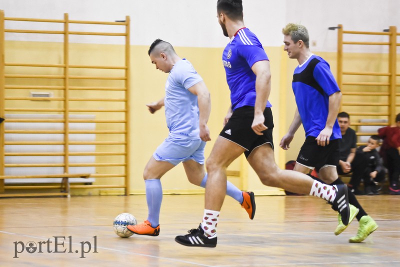 W Tolkmicku grają w futsal i pomagają zdjęcie nr 190605