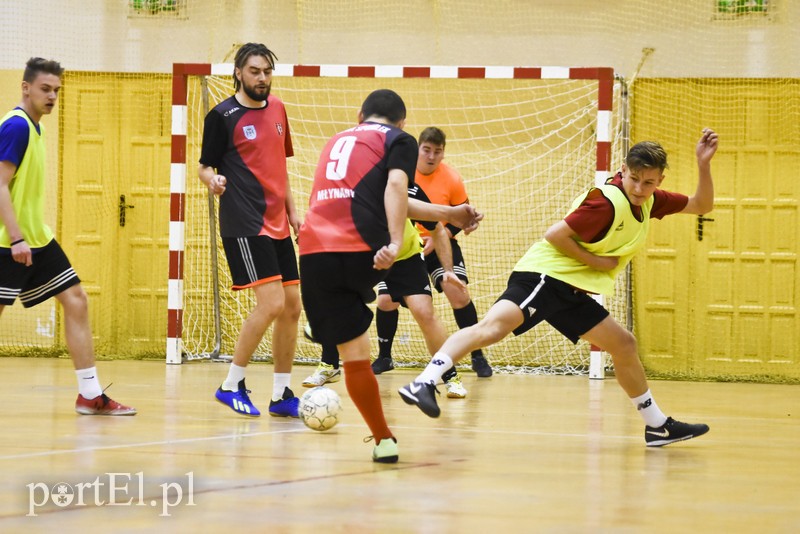 W Tolkmicku grają w futsal i pomagają zdjęcie nr 190602