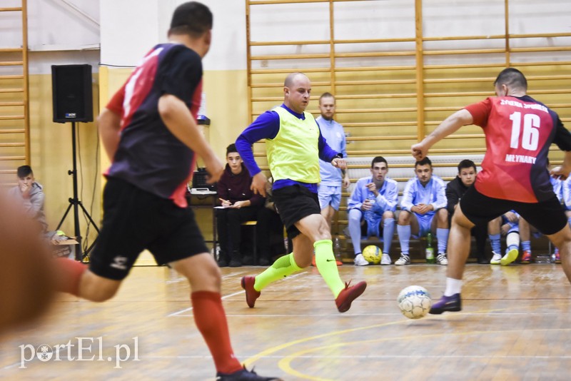 W Tolkmicku grają w futsal i pomagają zdjęcie nr 190588