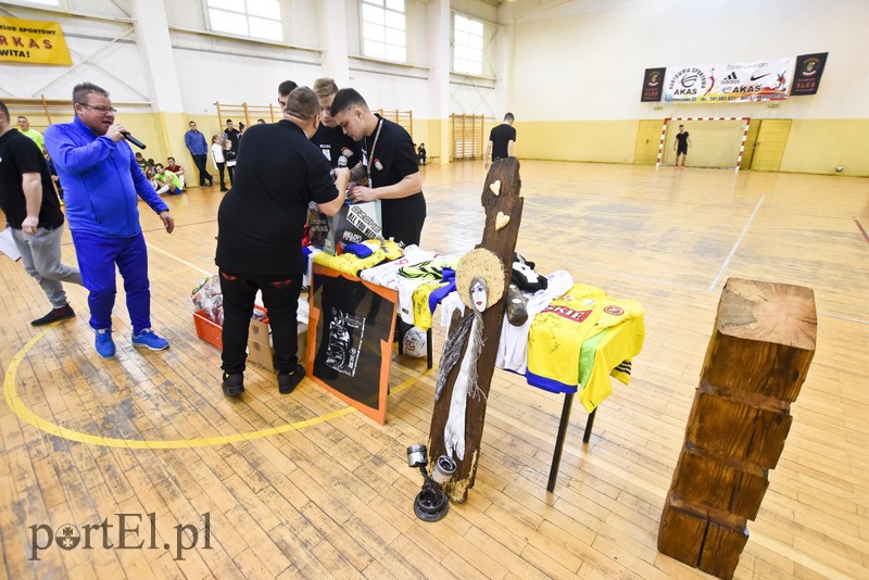 W Tolkmicku grają w futsal i pomagają zdjęcie nr 190572