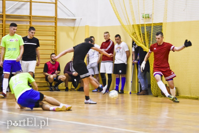 W Tolkmicku grają w futsal i pomagają zdjęcie nr 190586