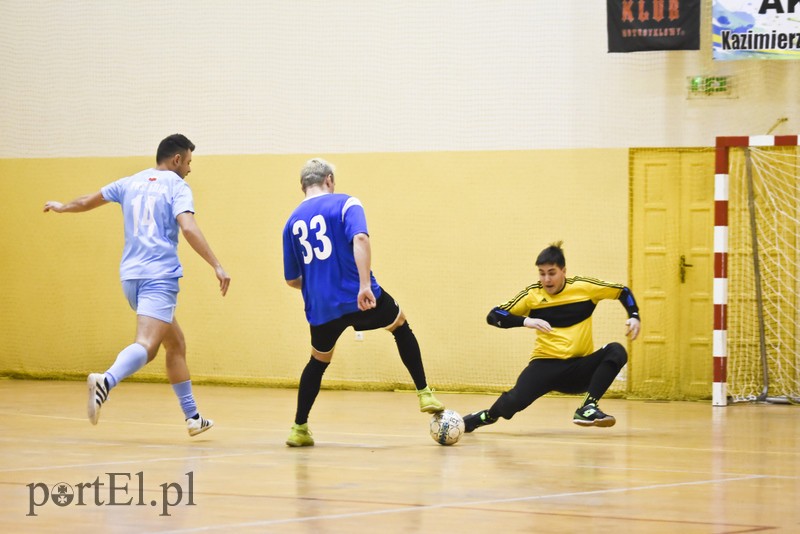 W Tolkmicku grają w futsal i pomagają zdjęcie nr 190603