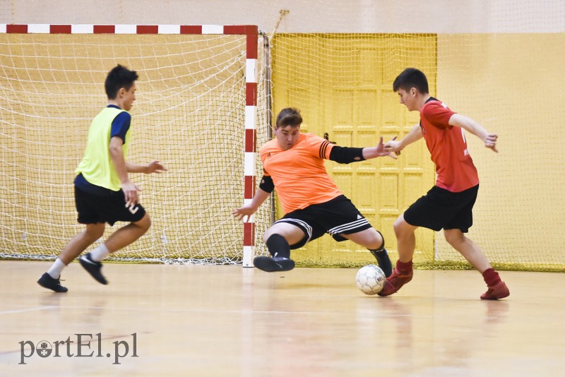 W Tolkmicku grają w futsal i pomagają zdjęcie nr 190597