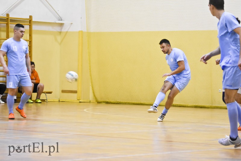 W Tolkmicku grają w futsal i pomagają zdjęcie nr 190606