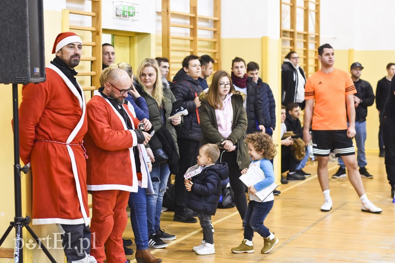 W Tolkmicku grają w futsal i pomagają zdjęcie nr 190576