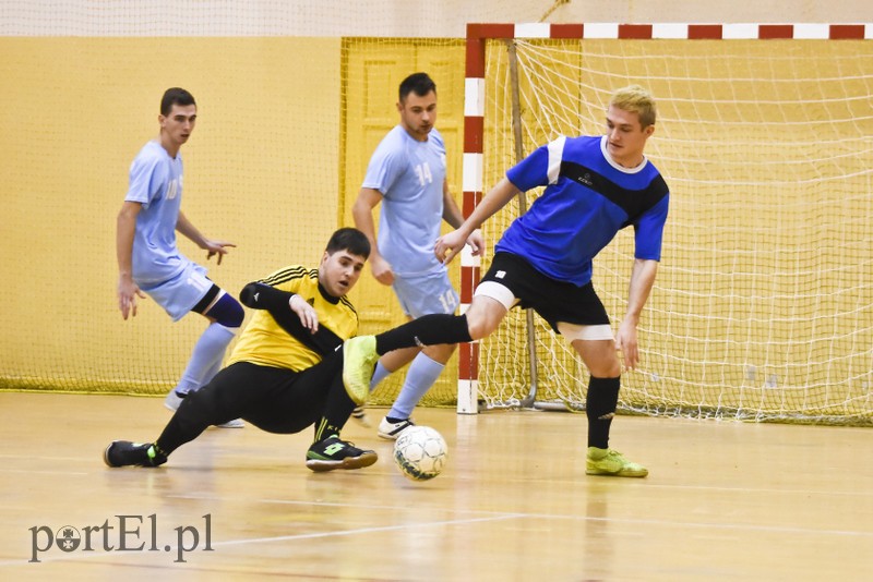 W Tolkmicku grają w futsal i pomagają zdjęcie nr 190604