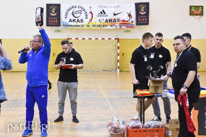 W Tolkmicku grają w futsal i pomagają zdjęcie nr 190570