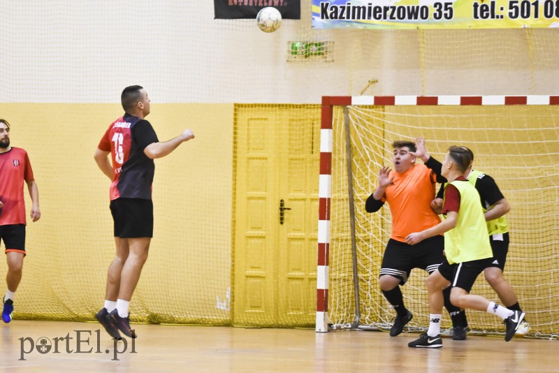 W Tolkmicku grają w futsal i pomagają zdjęcie nr 190593