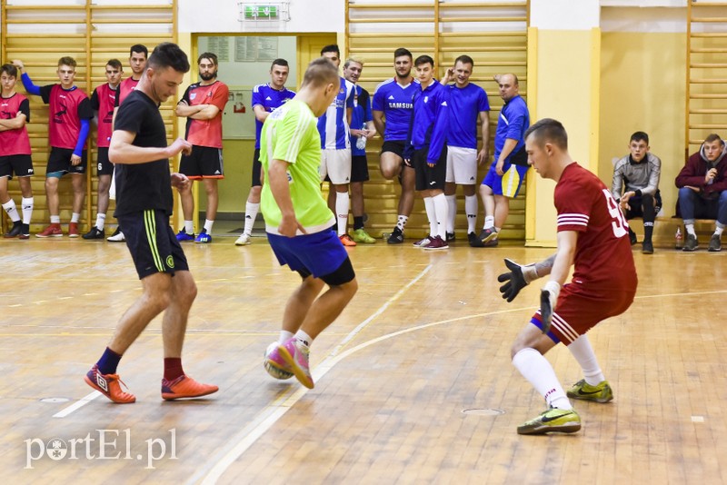 W Tolkmicku grają w futsal i pomagają zdjęcie nr 190584