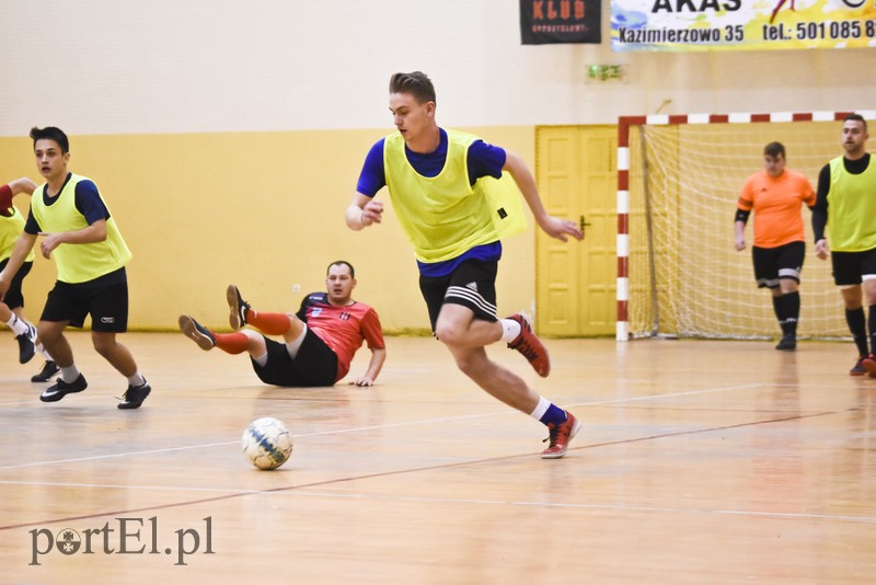 W Tolkmicku grają w futsal i pomagają zdjęcie nr 190595