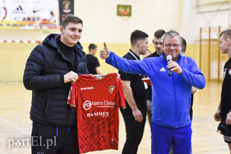 W Tolkmicku grają w futsal i pomagają zdjęcie nr 190580