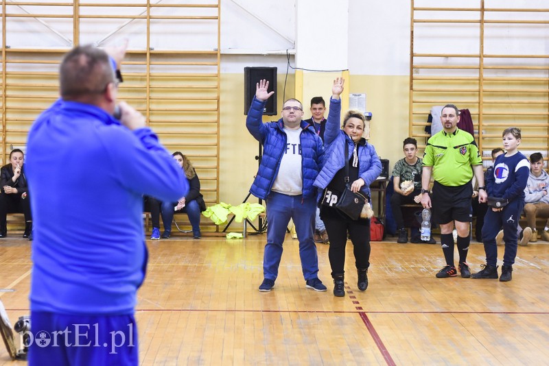 W Tolkmicku grają w futsal i pomagają zdjęcie nr 190574