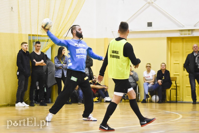 W Tolkmicku grają w futsal i pomagają zdjęcie nr 190601