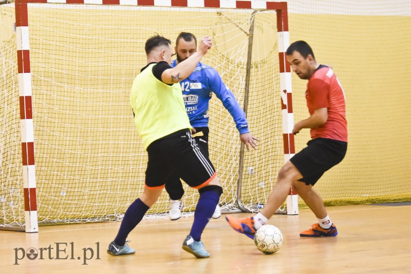 W Tolkmicku grają w futsal i pomagają zdjęcie nr 190590