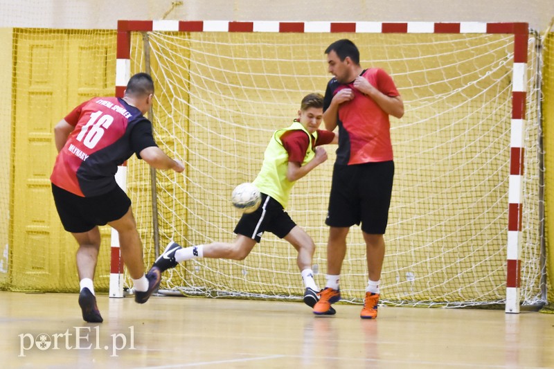 W Tolkmicku grają w futsal i pomagają zdjęcie nr 190592