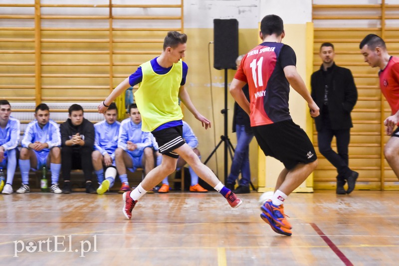 W Tolkmicku grają w futsal i pomagają zdjęcie nr 190587