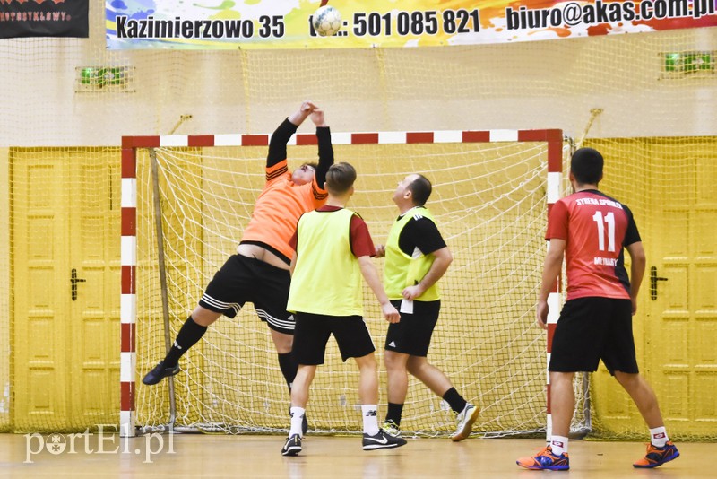 W Tolkmicku grają w futsal i pomagają zdjęcie nr 190594