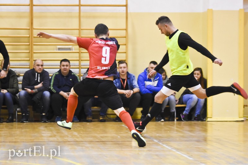 W Tolkmicku grają w futsal i pomagają zdjęcie nr 190600